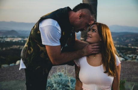 Сексуальная девушка Сири Даль обнажает свои красивые сиськи и сочную попку, раздеваясь картинка 9