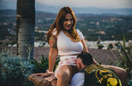 Сексуальная девушка Сири Даль обнажает свои красивые сиськи и сочную попку, раздеваясь картинка 11