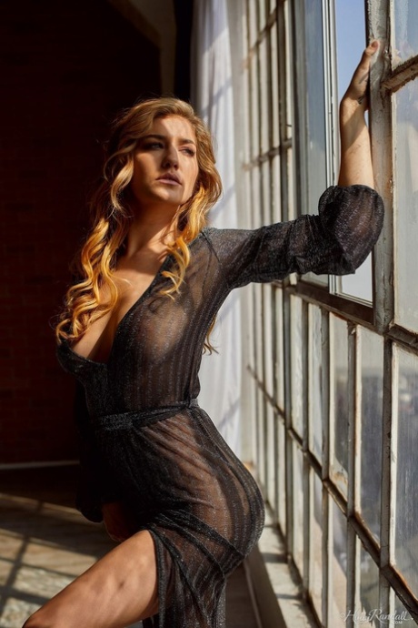 Красивая девушка Скай Блю великолепно позирует обнаженной перед окном картинка 1