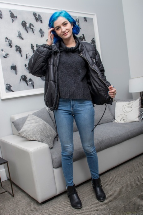 Одинокая девушка с крашеными волосами Скай Блю обнажает свои красивые сиськи в эротическом стриптизе картинка 2