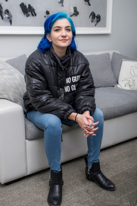 Одинокая девушка с крашеными волосами Скай Блю обнажает свои красивые сиськи в эротическом стриптизе картинка 1