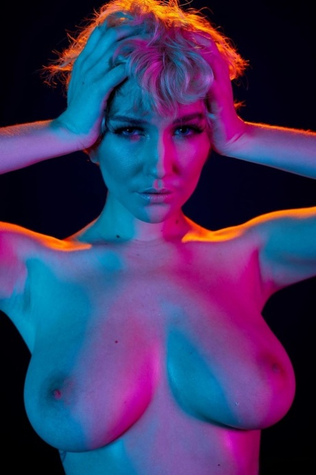 Одинокая девушка с короткими волосами Скай Блю показывает свои большие сиськи перед тем, как надеть стринги картинка 8