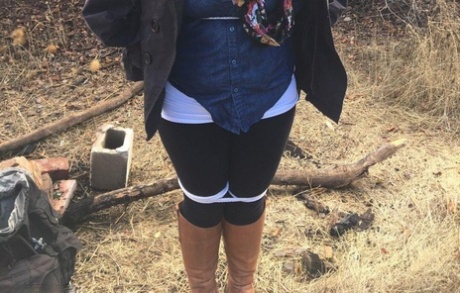 Полностью одетый толстяк расколот, с кляпом во рту и связанный веревкой в заросшем кустарником лесу картинка 11