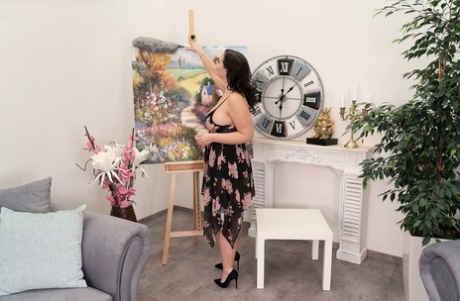 Пухленькая брюнетка София Ли кончает сверху во время полового акта картинка 1