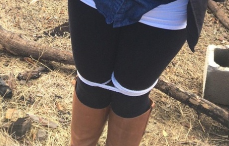 Полностью одетый толстяк расколот, с кляпом во рту и связанный веревкой в заросшем кустарником лесу картинка 14