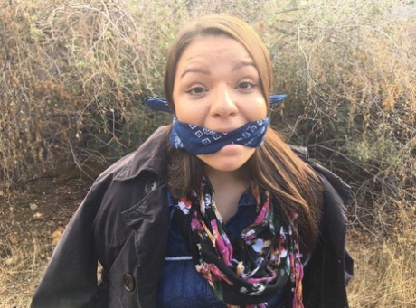 Полностью одетый толстяк расколот, с кляпом во рту и связанный веревкой в заросшем кустарником лесу картинка 6