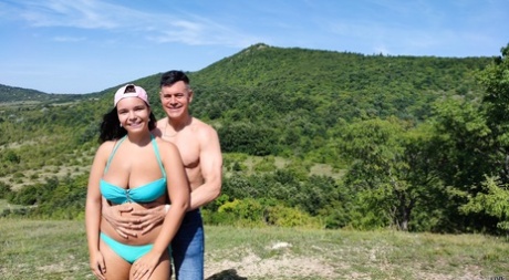 Пухленькая молоденькая София Ли освобождает свои большие натуральные сиськи от бикини на открытом воздухе картинка 11