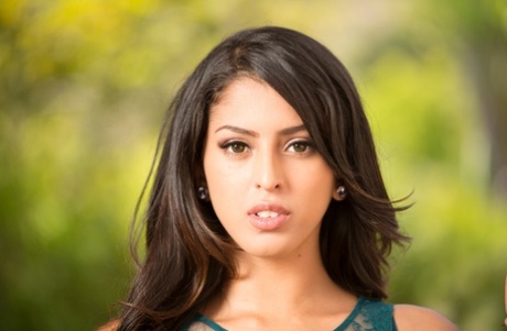 Аппетитная латиноамериканка София Леоне демонстрирует свое безупречное тело картинка 2