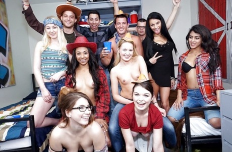 Студентка Анастасия Роуз и подружки из соседней комнаты устраивают лесбийскую оргию картинка 3