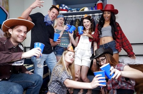 Студентка Анастасия Роуз и подружки из соседней комнаты устраивают лесбийскую оргию картинка 1