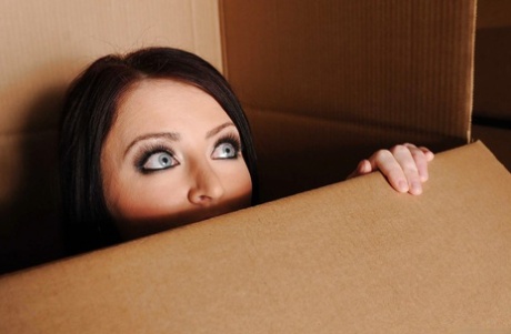 Красивую милфу в латексе Софи Ди нагнули и жестко трахнули в жопу картинка 1