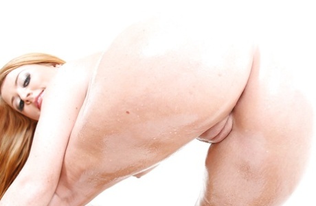 Горячая красотка Софи Ди снимает свое бикини и обнажает свою смазанную маслом попку картинка 13