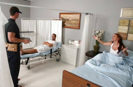 Симпатичная грудастая рыжеволосая милфа Софи Ди трахается у врача картинка 2