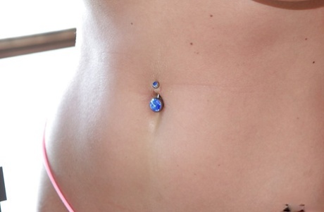 Потрясающая красотка Софи Ди обнажает свои массивные сиськи и большую задницу картинка 12