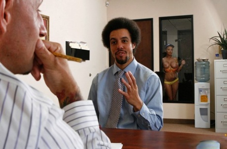 Сладострастную доставщицу с огромными сиськами Софи Ди жестко трахают картинка 13