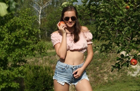 Молодая кавказка Стейси Круз ублажает свою киску фруктами и овощами на открытом воздухе картинка 1