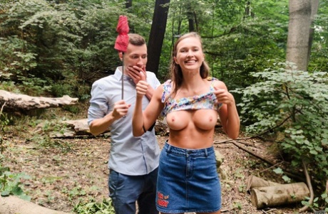 Грудастая девушка показывает свои сиськи в лесу перед трахом на кровати картинка 2