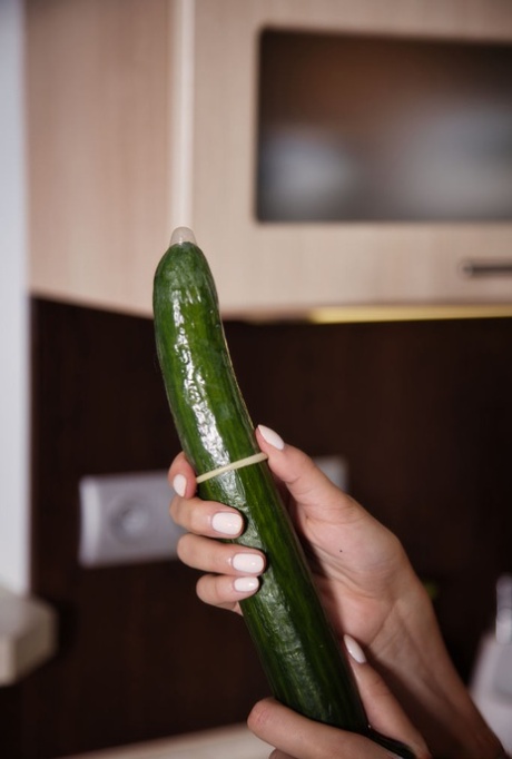 Горячая чешская брюнетка Стейси Круз забывает взять с собой свой верный фаллоимитатор, там картинка 12