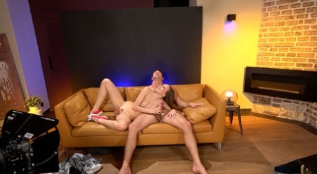 Джимми возбужденно трахает киску Стейси в миссионерской позе, прежде чем перейти к ласкам ложкой картинка 15