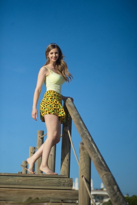 Белая соло-девушка Стелла Кокс обнажает свои натуральные сиськи и пизду на скамье подсудимых картинка 2