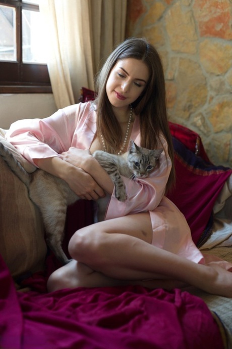 Стелла Кокс и ее любовница-лесбиянка одевают друг друга, отправляясь на пробежку картинка 3