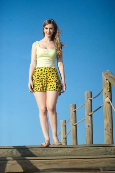 Белая соло-девушка Стелла Кокс обнажает свои натуральные сиськи и пизду на скамье подсудимых картинка 1