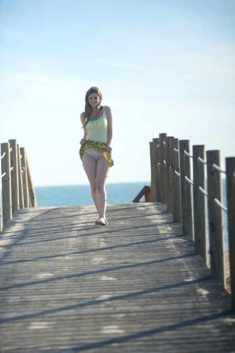 Белая соло-девушка Стелла Кокс обнажает свои натуральные сиськи и пизду на скамье подсудимых картинка 3