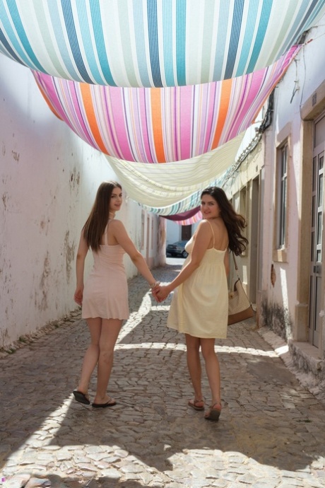 Лесбийские любовницы Франческа Ди Каприо и Стелла Кокс сверкают юбками во время отпуска картинка 9