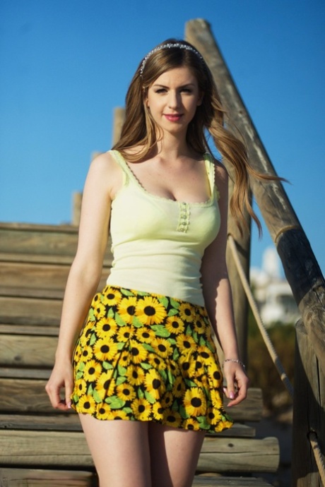 Британская девушка по соседству Стелла Кокс обнажает свои сиськи и киску на общественном пирсе картинка 3