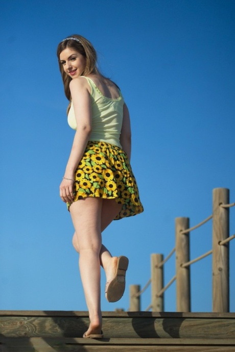 Британская девушка по соседству Стелла Кокс обнажает свои сиськи и киску на общественном пирсе картинка 1