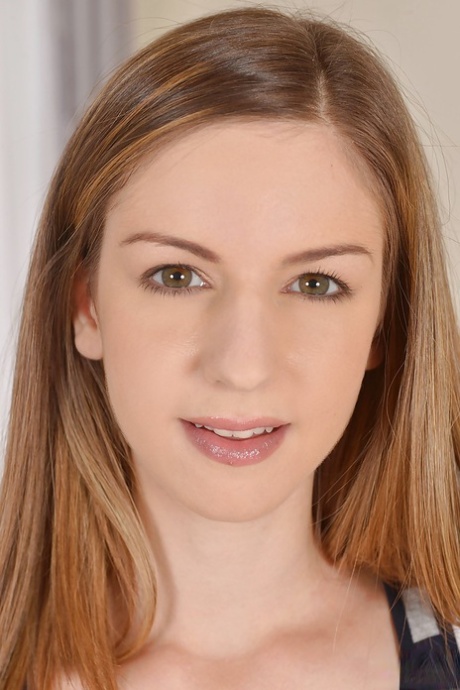 Подросток Стелла Кокс лежит обнаженная и демонстрирует свое тело богини картинка 1