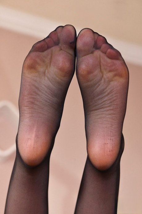 Длинноногая красотка Стелла Кокс освобождает босые ноги от чулок и высоких каблуков картинка 9