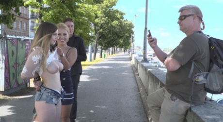 Покорная девушка показывает свои большие сиськи, надевая анальную пробку во время публичного секса картинка 5