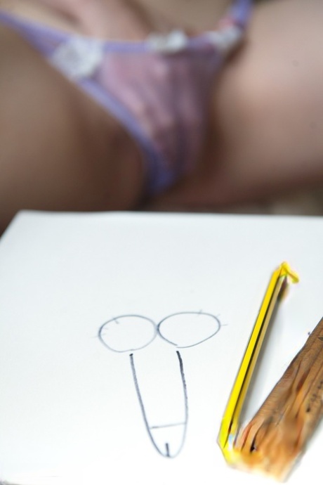 Красивая девушка Стелла Кокс трахает пальчиком свою пизду после того, как нарисовала член картинка 8