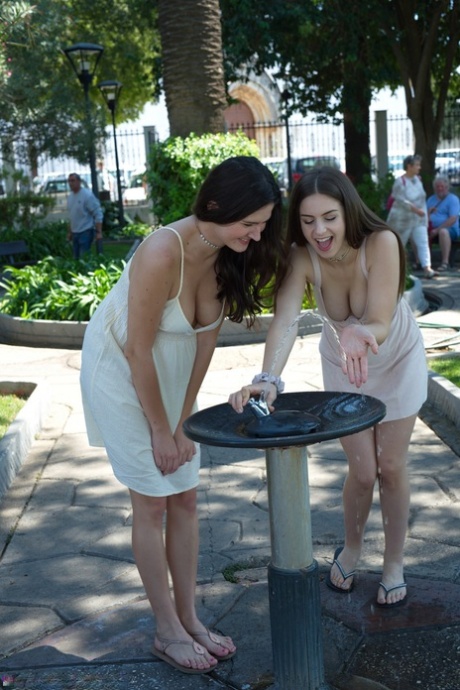 Лесбийские любовницы Франческа Ди Каприо и Стелла Кокс сверкают юбками во время отпуска картинка 12