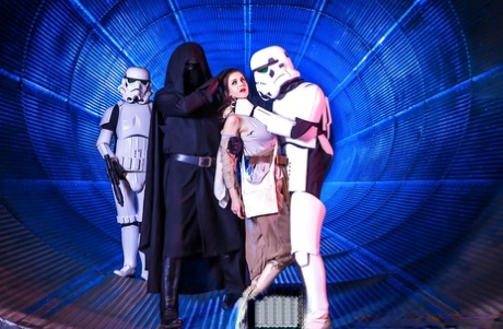 Грудастая евро цыпочка Стелла Кокс трахается в жопу перед тем, как кончить на гудки картинка 3