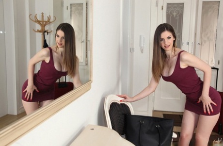 Пикантная, как черт, невинная красотка Стелла Кокс демонстрирует свои формы картинка 2