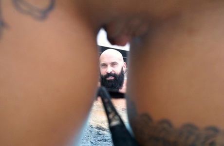 Грудастая брюнетка Сюзи Гала отсасывает большой член после того, как соблазнительно сняла свой наряд картинка 6