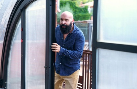 Грудастая брюнетка Сюзи Гала отсасывает большой член после того, как соблазнительно сняла свой наряд картинка 1