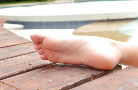 Длинноногая босоногая латиноамериканка Сюзи Гала играет с бритой киской на открытом воздухе у бассейна картинка 9