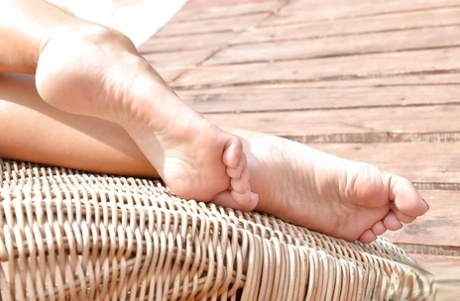 Латиноамериканская соло-девушка Сюзи Гала выставляет напоказ великолепные ножки и сексуальные босые ступни на открытом воздухе картинка 3