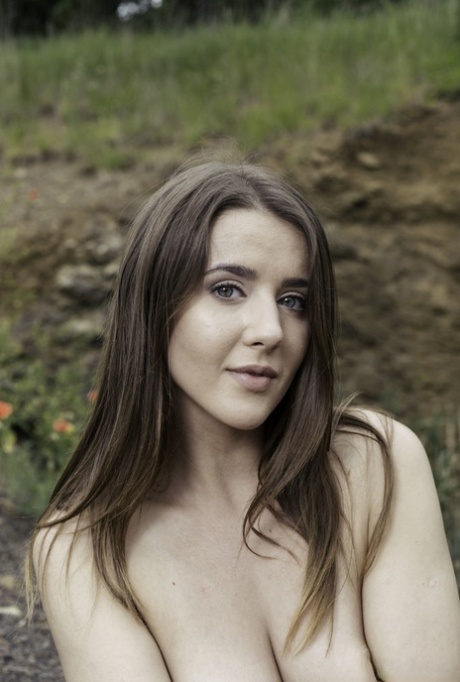 Симпатичная молоденькая Сибил-модель в обнаженном виде в конце гравийной дорожки картинка 12