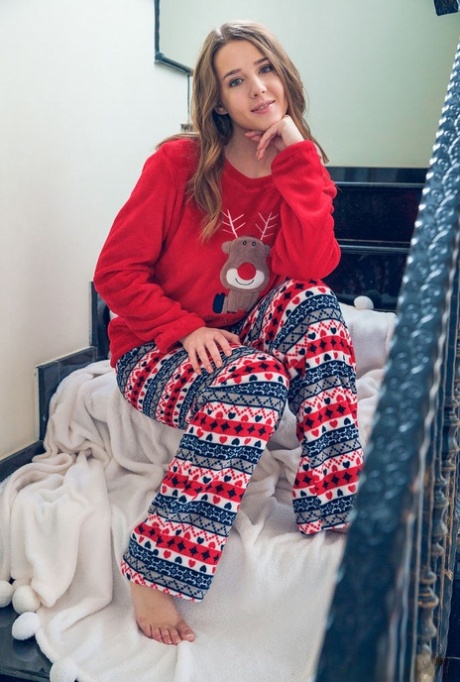 Молодая красавица Сибил А полностью раздевается во время сольного выступления картинка 1