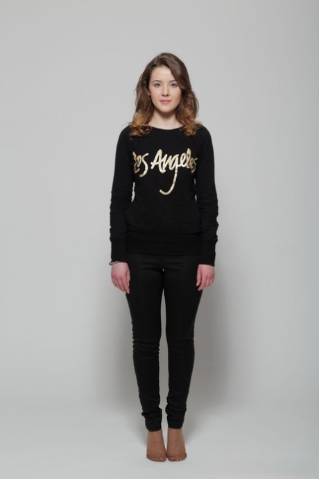 Стройная юная Мона снимает с себя одежду и позирует обнаженной для фотосессии для журнала картинка 3