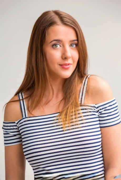 Молодая девушка-одиночка Сибил А освобождает свое великолепное тело от платья и каблуков на диване картинка 2