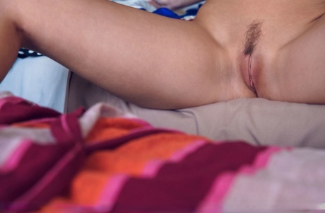 Красивая молодая девушка Сибил А полностью раздевается в своей спальне картинка 12