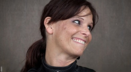 Грудастую женщину Сирен Де Мер заставляют заниматься оральным сексом, находясь в рабстве картинка 2