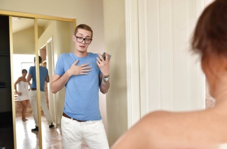 Грудастая милфа порнозвезда Сирен Де Мер делает минет в ванной перед жестким сексом картинка 2