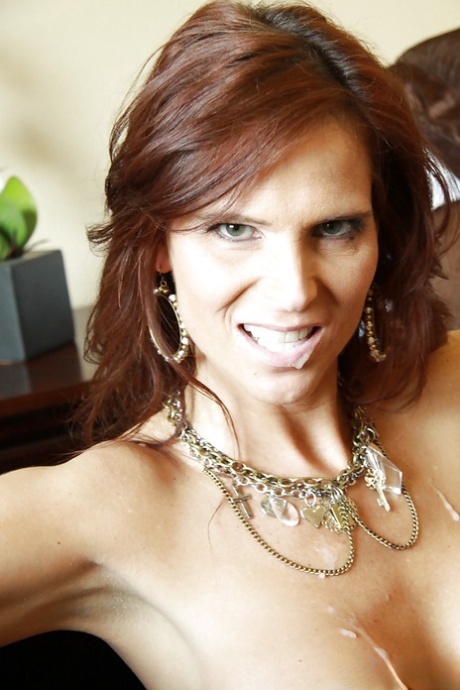 Зрелая шлюха Сирен Демер набивает свою пизду огромным черным членом картинка 16