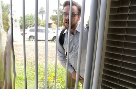 Грудастая брюнетка Сирен Демер щеголяет спермой после траха с подглядывающим томом картинка 3